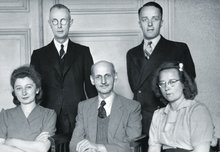 Otto Frank mit Helferinnen und Helfern