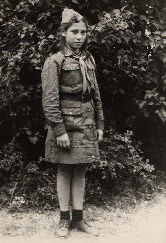 Fotografie: Irena Ceder in ihrer Pfadfinderuniform, Bielsko 1946