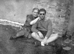 Fotografie: Anja Friede mit ihrem Sohn Eugen Herman auf dem Dach des Gasthofes Leonhard, Luckenwalde 1944
