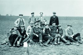 Gruppe von jüdischen Zwangsarbeitern beim Kartoffeleinsatz, sitzend ganz links Werner Rewald, Müncheberg 1939
