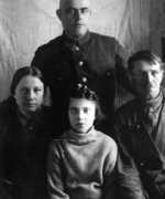 Nelli Gordon (Mitte) mit ihrem Vater Lew Mendelejewitsch Gordon (in Uniform) und ihren Retter*innen Marija Fjodorowna Subkowa und Wasili Jefimowitsch Subkow, Dnepropetrowsk 1945