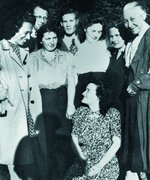 Geburtstagsfeier von Ralph Neumann, Berlin, 22. Mai 1946, von links: Lilo Pereles, Dr. Hans Brombach, Angelika Rutenborn, Ralph Neumann, Grete Kirch, Maria Groffick (kniend), Ruth Wendland und Elisabeth Abegg