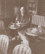 Fotografie: Hedwig Wittekind im Café (undatiert)