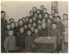 Fotografie: Polnische Flüchtlingskinder aus dem Kinderheim in Paxtaobod beim Besuch eines Radiosenders, darunter Irena Ceder (2. Reihe, 4. von links), Andijon, um 1943