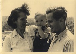 Fotografie: Rosa und Siegfried Bibo mit ihrem Sohn André, 1951