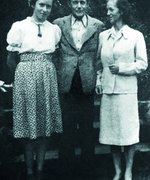 Die Familie Schröder vor dem Pfarrhaus in Dargun, Mecklenburg, 1948, von links: Nele, Hanning und Cornelia Schröder