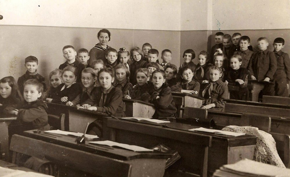 Fotografie: Hanna Stern (3. Reihe, 3. von rechts) in der Schule, Riga, um 1945