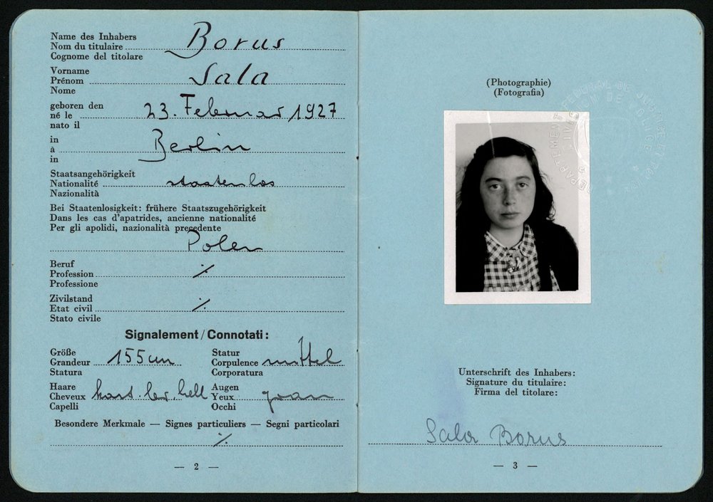 Fotografie: Schweizer Flüchtlingsausweis von Sonja (Sala) Borus, ausgestellt am 15. Januar 1944