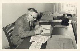 Fotografie: Dr. Peter Klein an seinem Schreibtisch, 1950er-Jahre