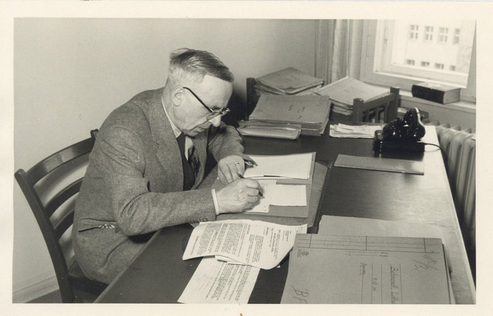 Fotografie: Dr. Peter Klein an seinem Schreibtisch, 1950er-Jahre