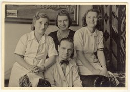 Das Personal der Apotheke „Pod Orłem”, obere Reihe, von links: Irena Droździkowska, Helena Krywaniuk und Aurelia Danek-Czort, unten: Tadeusz Pankiewicz, Krakau 1942