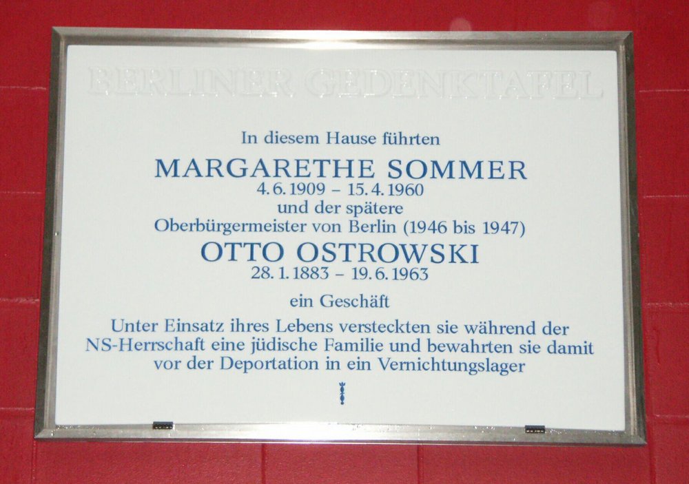 Fotografie: Gedenktafel für Margarethe Sommer und Otto Ostrowski in der Westfälischen Straße 64 in Berlin-Wilmersdorf, nach 2005