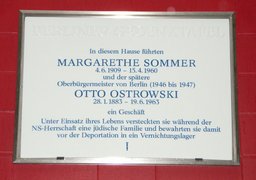 Fotografie: Gedenktafel für Margarethe Sommer und Otto Ostrowski in der Westfälischen Straße 64 in Berlin-Wilmersdorf, nach 2005