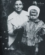 Fotografie: Emīlija Gajevska mit ihrer Nichte, Riga, 1930er Jahre