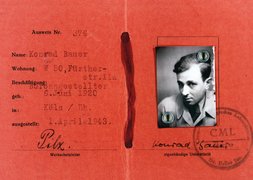 Fotografie: Gefälschter Betriebsausweis für Konrad Latte als „Konrad Bauer“, Berlin, um 1944