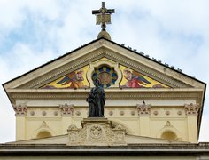 Giebel der Kirche San Gioacchino mit dem Rundfenster zum ehemaligen Versteck, Rom 2018