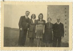 Familie Scharf-Raack: von links: Herbert und Erna Raack, Ernas Schwester Else Scharf und die Eltern Ida und Ernst Scharf, Thiemendorf, um 1944