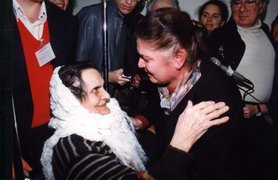 Tova Greenberg, née Kabiljo, greets Zejneba Sušić in Israel, 1994.