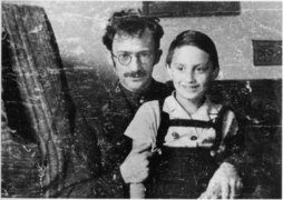 Fotografie: Samuel Bak auf dem Schoß des Dichters Avram Sutzkever, Wilna 1944