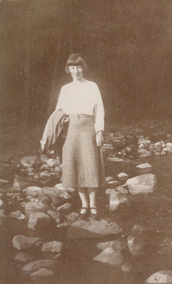 Fotografie: Hedwig Wittekind am Fluss (undatiert)