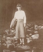 Fotografie: Hedwig Wittekind am Fluss (undatiert)