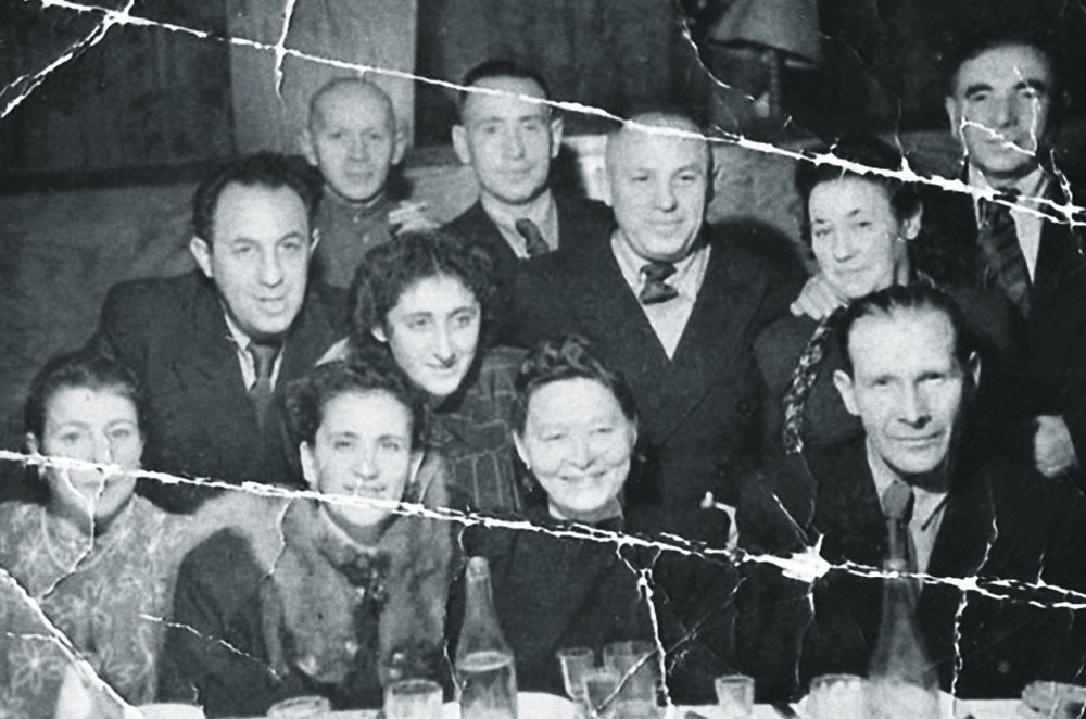 Fotografie: Jānis Lipke (vordere Reihe, rechts) mit einigen der geretteten Jüdinnen und Juden, Riga, Ende der 1940er Jahre