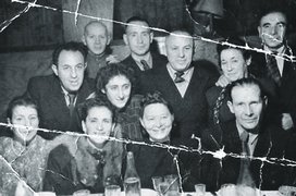Jānis Lipke (vordere Reihe, rechts) mit einigen der geretteten Jüdinnen und Juden, Riga, Ende der 1940er Jahre