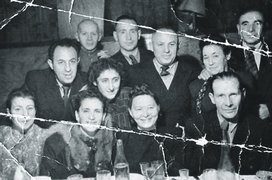 Fotografie: Jānis Lipke (vordere Reihe, rechts) mit einigen der geretteten Jüdinnen und Juden, Riga, Ende der 1940er Jahre