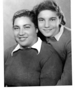 Fotografie: Stela Baruch und ihre Mutter Bukica, Israel 1959