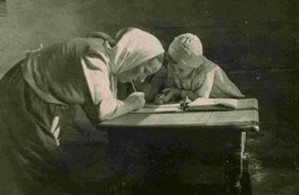 Fotografie: Wiktoria Ulma hilft ihrer Tochter Stanisława bei den Schulaufgaben, Markowa 1940er-Jahre