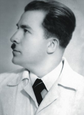 Pawel Gerdschikow in seinem Arztkittel, um 1940