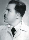 Pawel Gerdschikow in seinem Arztkittel, um 1940