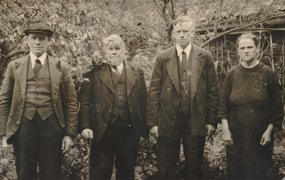 Der Altbauer Johannes Bogaard (2. von links) mit seinen Söhnen Antheunius und Willem und der Tochter Aagje (von links), Nieuw-Vennep, um 1942