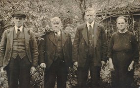 Fotografie: Der Altbauer Johannes Bogaard (2. von links) mit seinen Söhnen Antheunius und Willem und der Tochter Aagje (von links), Nieuw-Vennep, um 1942