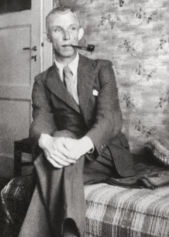 Fotografie: Hans Winkler in der Luckenwalder Wohnung, Bismarckstr. 6, fotografiert von Eugen Herman, um 1943