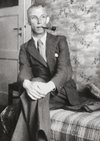 Fotografie: Hans Winkler in der Luckenwalder Wohnung, Bismarckstr. 6, fotografiert von Eugen Herman, um 1943