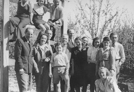 Oskar Schindler (standing, 6th from left) with some of those he rescued, including Herman Rosner (1st from left), Marianne Rosner (2nd from left), and Aleksander Rosner (4th from left), Munich, 1946.