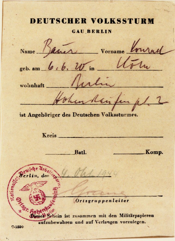 Fotografie: Gefälschte Volkssturm-Bescheinigung für Konrad Latte als „Konrad Bauer“, ausgestellt von Harald Poelchau, Berlin, 4. Oktober 1944