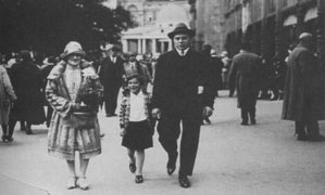 Ines und Max Krakauer mit ihrer Tochter Inge, 1927