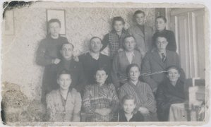 Die Familie Kostański bei einem heimlichen Besuch bei den Wierzbickis im Ghetto, darunter Władysława Kostańska (2. Reihe, 2. von links), Aizyk Wierzbicki (3. Reihe, 2. von links) und Jan Kostański (hintere Reihe, 3. von links), Warschau 1942