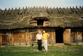 Izaak Kornblum (right) with Stanisław Śliwowski outside the barn where Kornblum hid when danger arose, Kowalewszczyzna near Białystok, 1995.