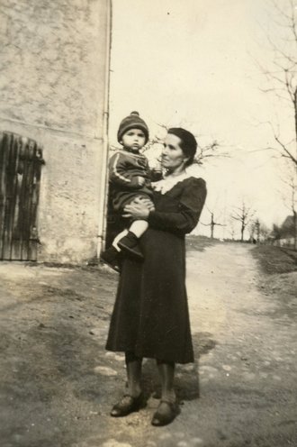 Ida Scharf with her grandson Karl-Heinz, who died in July 1945, Thiemendorf, 1945.