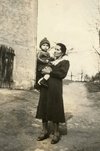 Ida Scharf mit ihrem Enkelsohn Karl-Heinz, der im Juli 1945 stirbt, Thiemendorf 1945
