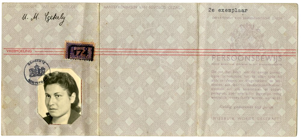 Fotografie: Ausweis von Uschi Rubinstein, ausgestellt auf den Tarnnamen Ursula Maria Szekely, ausgestellt am 15. Juli 1944