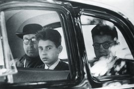 Die Brüder Robert und Gérald Finaly in Begleitung eines katholischen Geistlichen, vermutlich bei ihrer Rückkehr aus Spanien, 1953