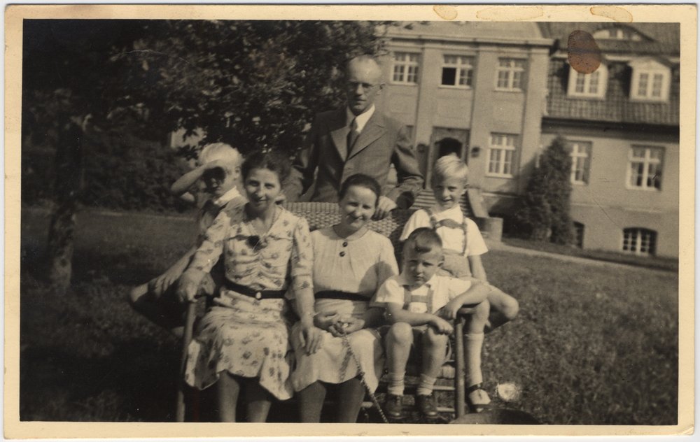 Fotografie: Adolf und Frieda Bunke mit ihren drei Söhnen und einer Verwandten (im gemusterten Kleid) vor dem Haus in Blöstau, um 1943