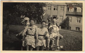 Fotografie: Adolf und Frieda Bunke mit ihren drei Söhnen und einer Verwandten (im gemusterten Kleid) vor dem Haus in Blöstau, um 1943