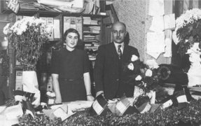 Feiga und Michail Karavokyros in den Räumen der Süßwarenfabrik Orient, Riga 1939