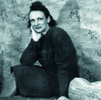 Fotografie: Frida Winkler in der Luckenwalder Wohnung, Bismarckstr. 6, fotografiert von Eugen Herman, um 1943