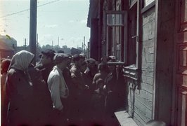 Fotografie: Jüdinnen und Juden vor dem Sitz des „Judenrats“ im Minsker Ghetto in der Suchaja-Straße, unweit der Wohnung von Familie Lewin, 1941